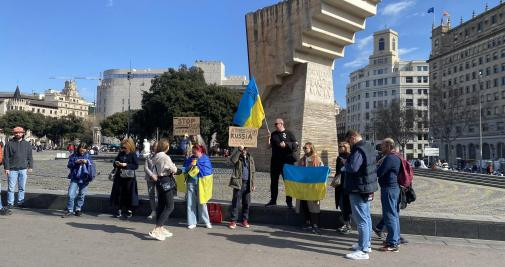 Concentración contra la guerra en Ucrania en la plaza de Catalunya de Barcelona / CG