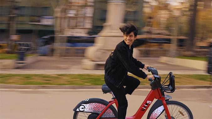 Un vecino de Barcelona utilizando las nuevas bicicletas eléctricas 'Boost' / PBSC URBAN SOLUTIONS