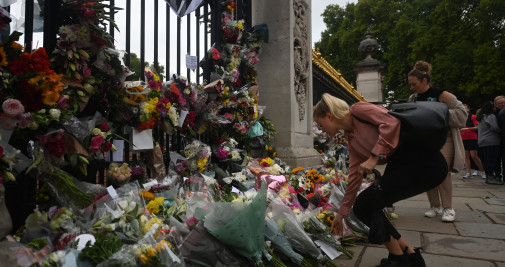  Una mujer deposita flores este viernes frente al palacio de Buckingham en Londres tras la muerte ayer de la reina Isabel II / EFE