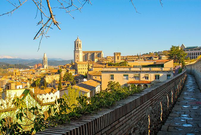 Vistas de Girona desde Athenou Apartamento / BOOKING