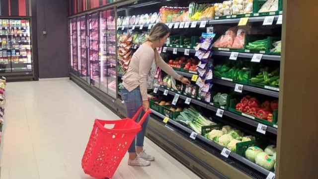 Una mujer realiza la compra en un supermercado y mira los precios, como hace el INE para calcular el IPC / EP
