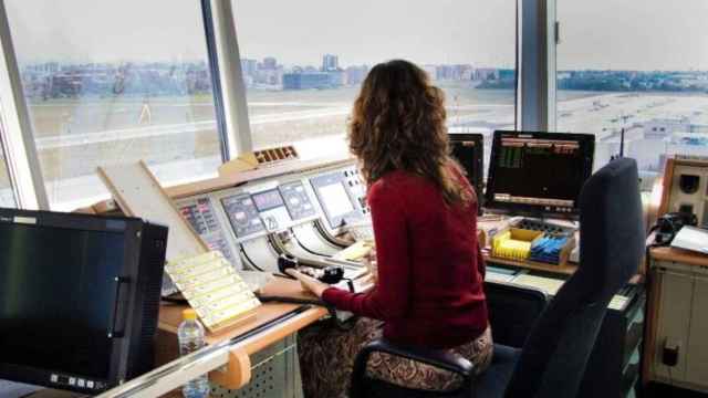 Trabajadora de una torre de control áereo / EP