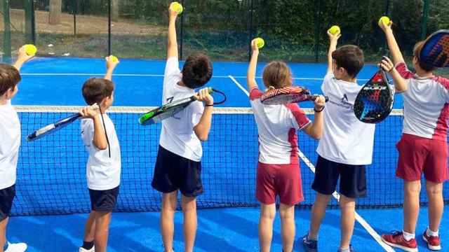 Estudiantes durante una clase de tenis en el colegio Ágora de Sant Cugat / Cedida