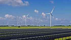 Unas instalaciones de energías renovables (solar y eólica) / EP