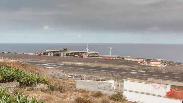 La nube de ceniza y gases amenaza el aeropuerto de La Palma /EP