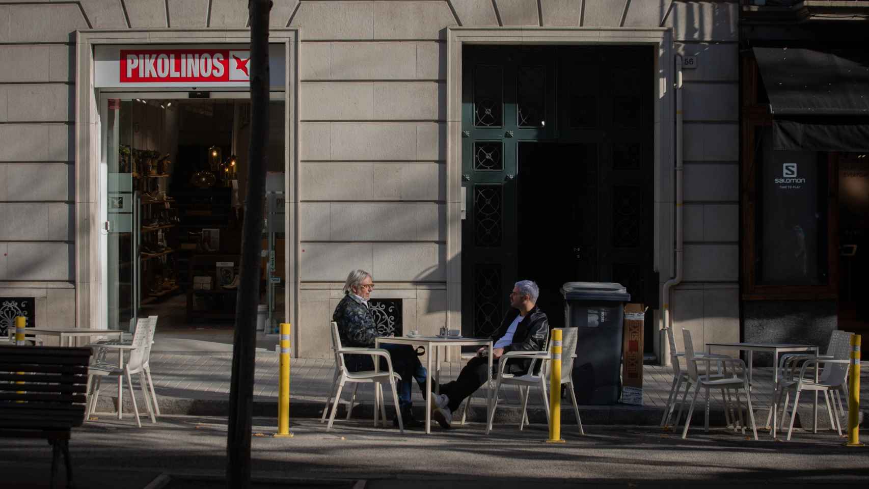 Dos hombres en la terraza de un bar de Barcelona, Cataluña / EUROPA PRESS