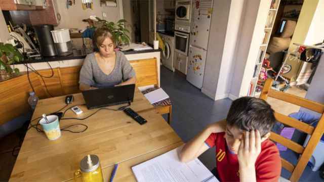 Un mujer teletrabaja mientras su hijo estudia / EUROPA PRESS