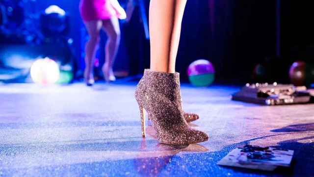 Imagen de una bailarina en el escenario de una discoteca / CG