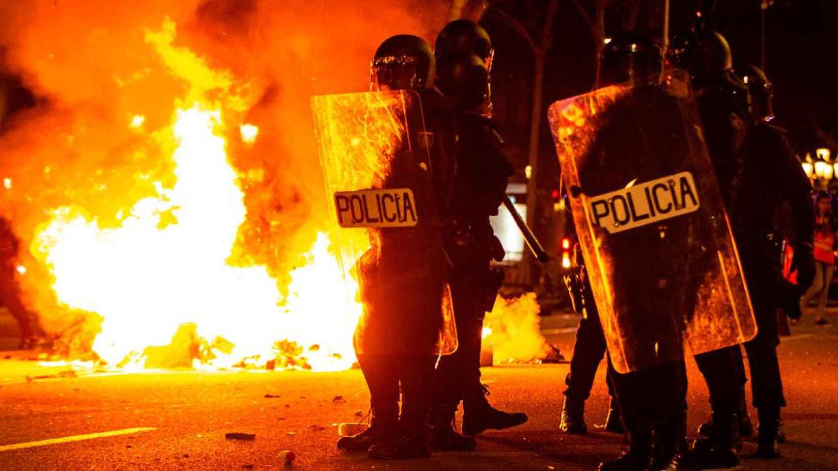 Imagenes de los disturbios en Barcelona el martes / EFE