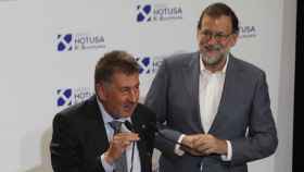 Amancio López, presidente de Hotusa, y Mariano Rajoy, presidente del Gobierno, en una imagen de archivo / EFE