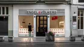 Una mujer observa las propiedades en venta y alquiler en una oficina de la inmobiliaria Engel & Völkers / EFE