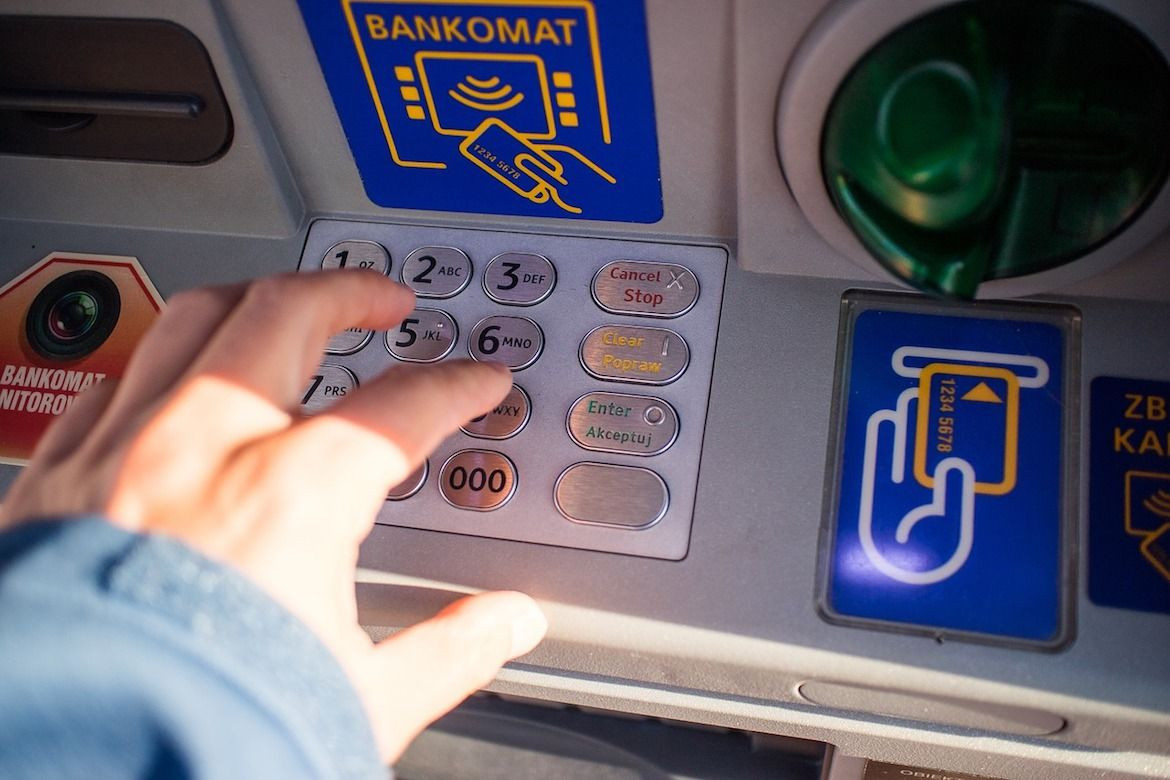 Los fraudes más comunes en los cajeros automáticos y cómo evitarlos