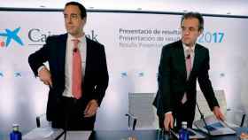Jordi Gual (d), presidente de Caixabank, y Gonzalo Gortázar (d), consejero delegado, en la presentación de los resultados de 2017 este viernes en Valencia / EFE