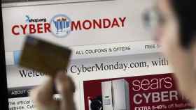 Un consumidor analiza ofertas en internet para este 'Cyber Monday'