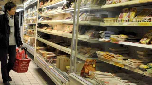 Una persona en un supermercado / EFE