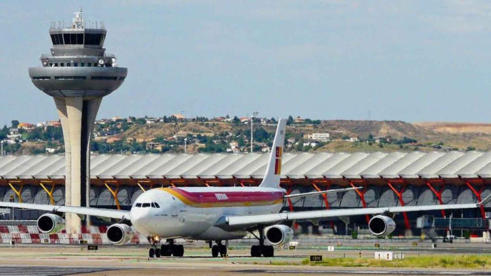 El exterior del Aeropuerto Adolfo Suárez Madrid-Barajas, operado por Aena, en una imagen de archivo / EFE