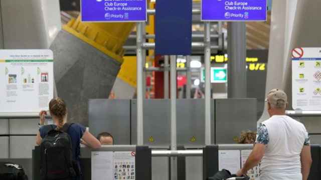 Dos pasajeros de British Airways ante los mostradores de la aerolínea en Barajas / EFE
