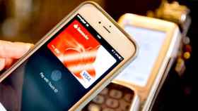 Un cliente de Banco Santander paga con el sistema Apple Pay / CG