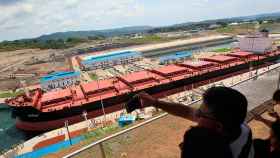 El buque MN Baroque hace la prueba de la primera esclusa del Atlántico de la ampliación del Canal de Panamá el pasado jueves.