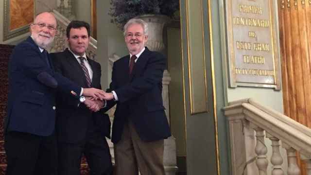 De izquierda a derecha, Jaume Graell, vicepresidente de Amics del Liceu, Roger Guasch, director general del gran teatro de la ópera, y Ramon Bassas, presidente de la asociación