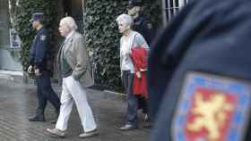 El expresidente de la Generalitat, Jordi Pujol, y su esposa, Marta Ferrusola, salen de su domicilio, durante el registro / EFE
