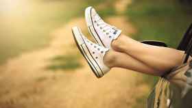 Una chica con las zapatillas Converse / PEXELS