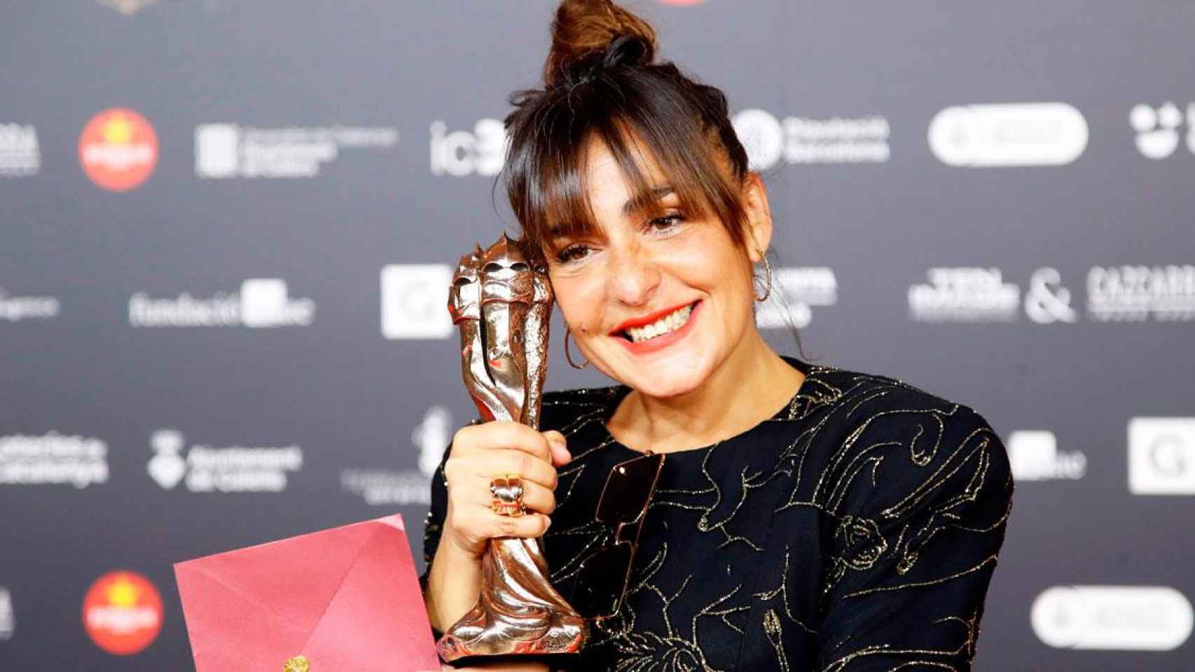 La actriz Candela Peña, con la estatuilla de premiada en los Gaudí 2021 / EFE