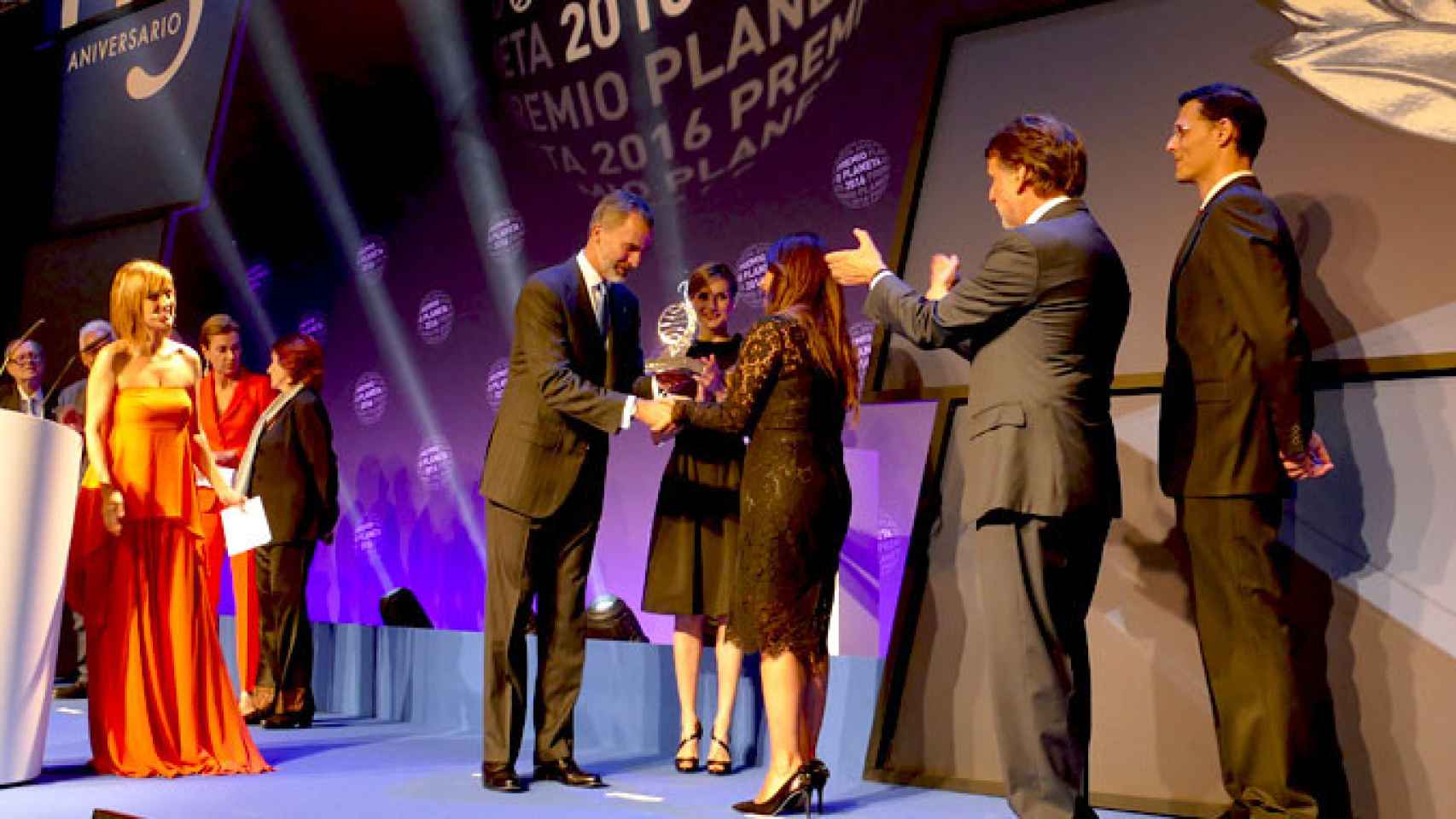 Los Reyes entregan el 65 Premio Planeta a Dolores Redondo / CG