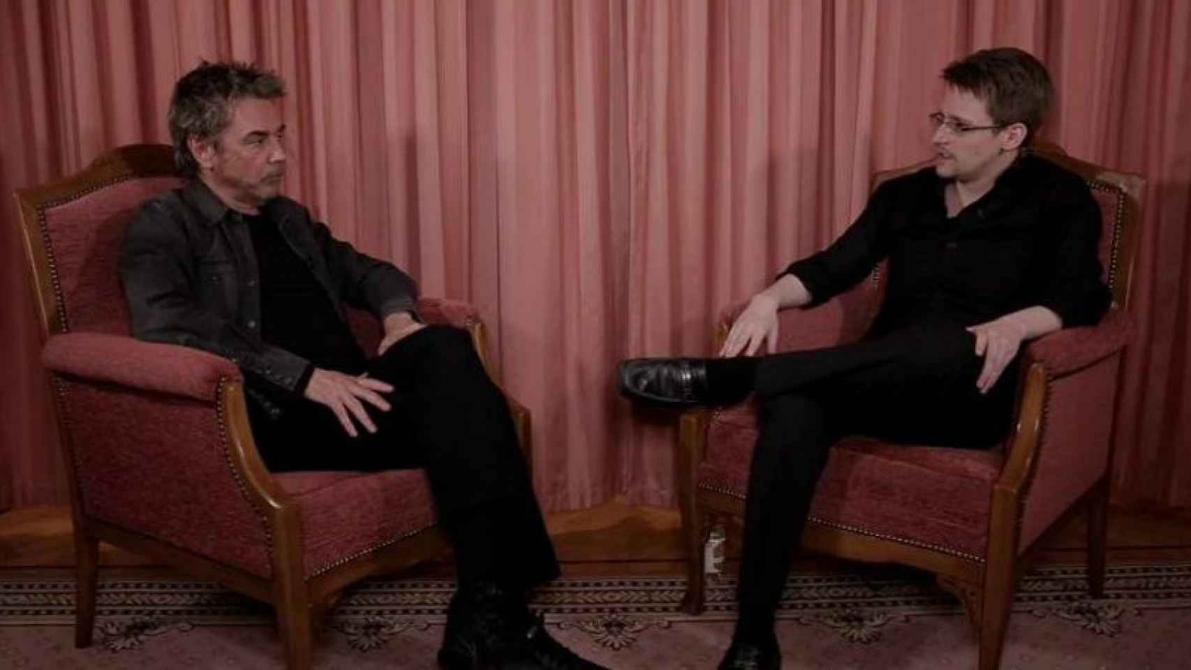 El exagente de la CIA, Edward Snowden, junto al músico y productor Jean-Michel Jarre.