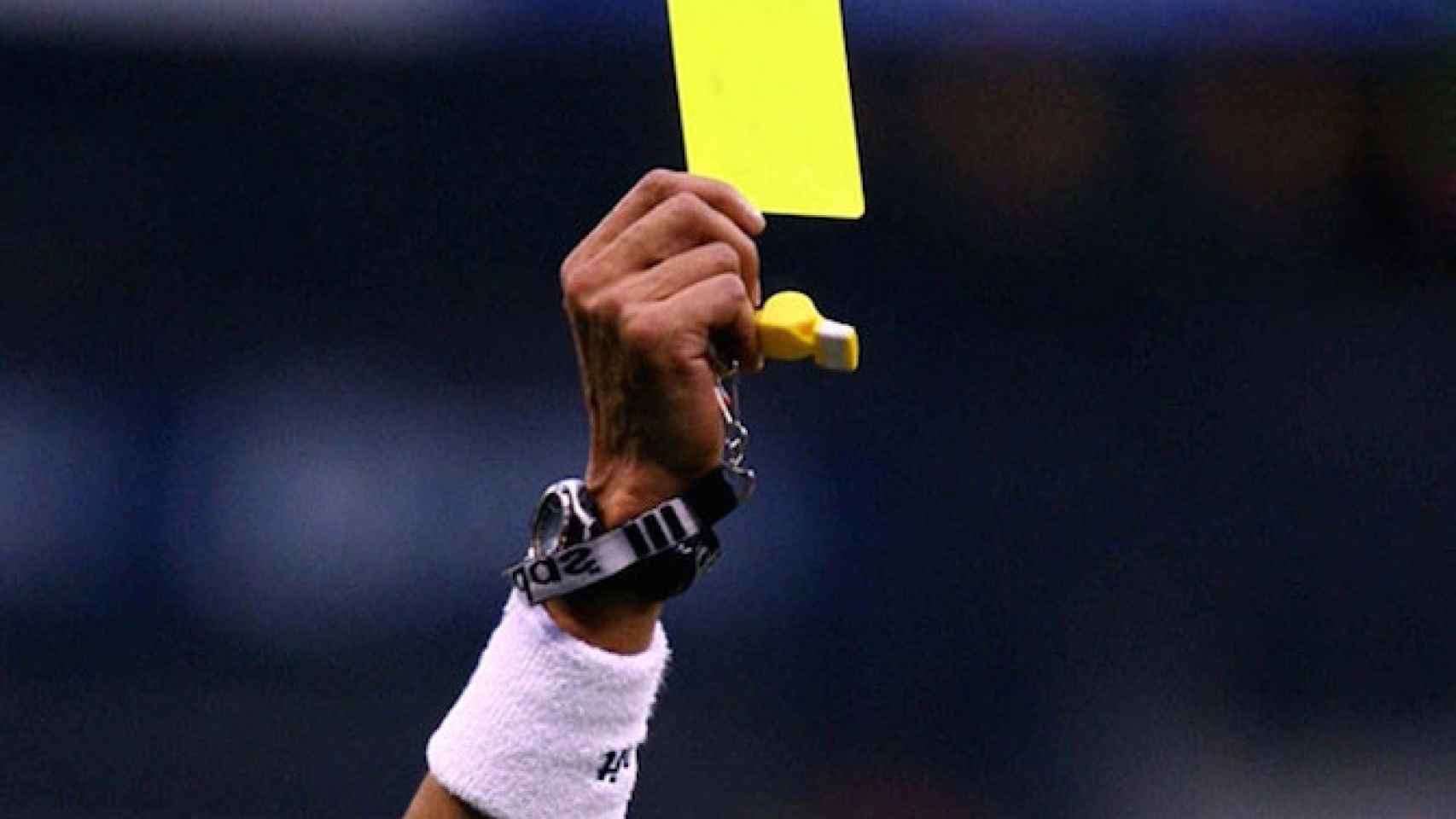 Un árbitro muestra una cartulina amarilla / CD