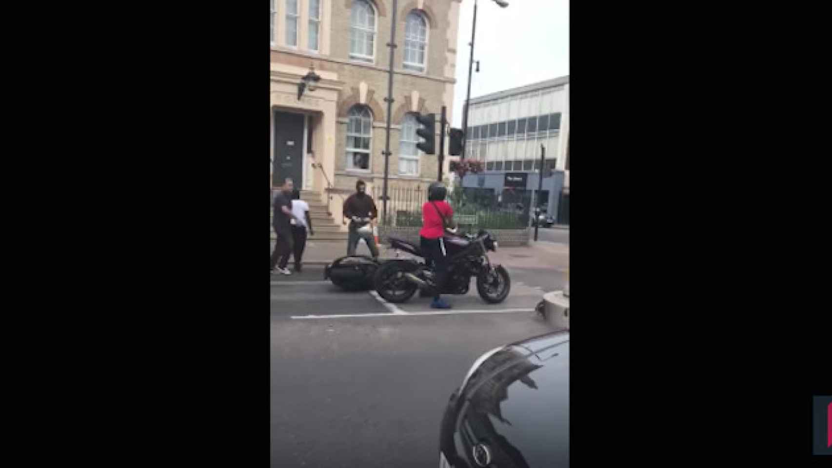 Los ladrones mientras intentan robar la moto