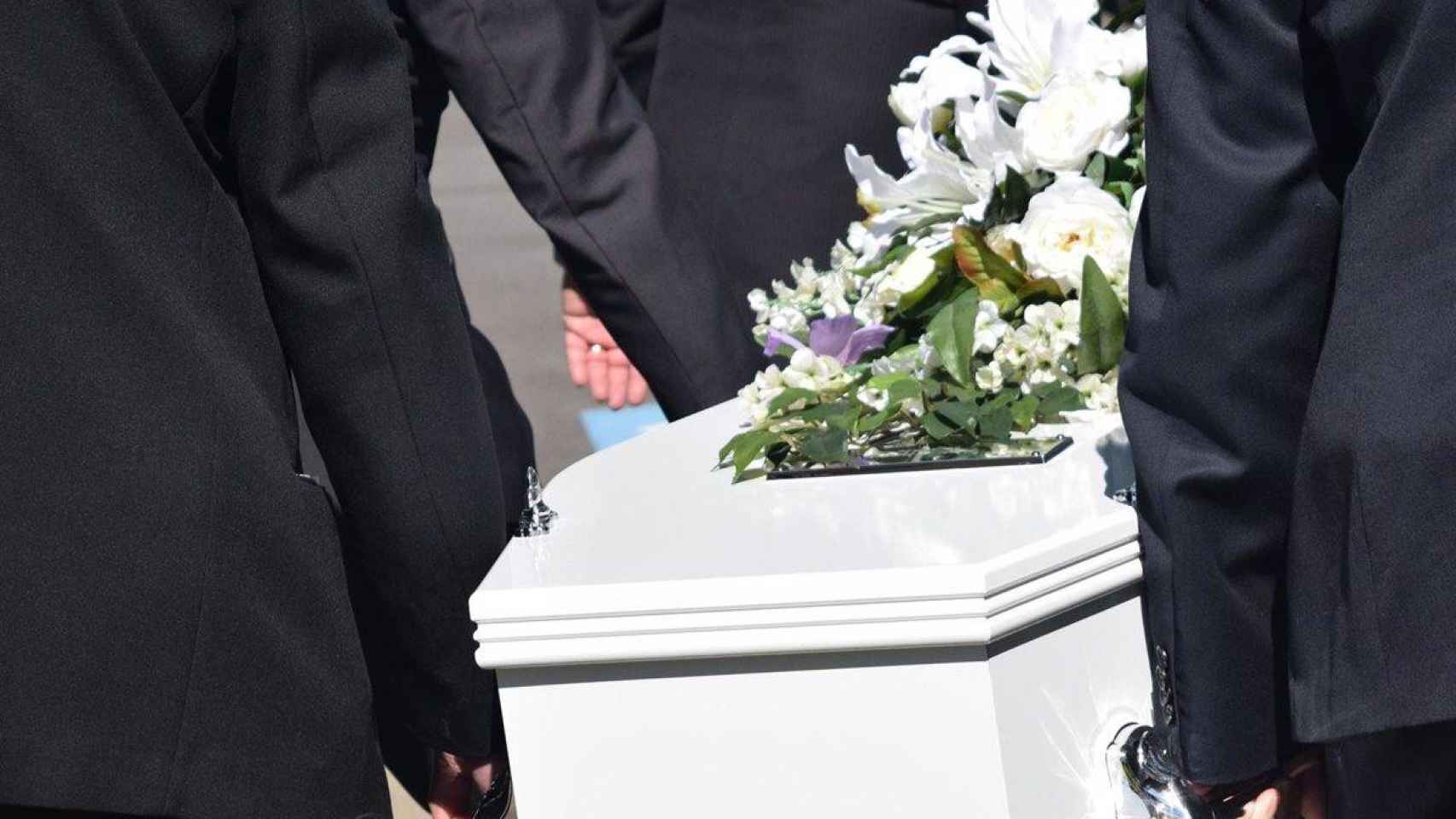 Un grupo de hombres traslada un ataúd durante un funeral / EP