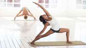 Dos personas practicando yoga / PIXABAY