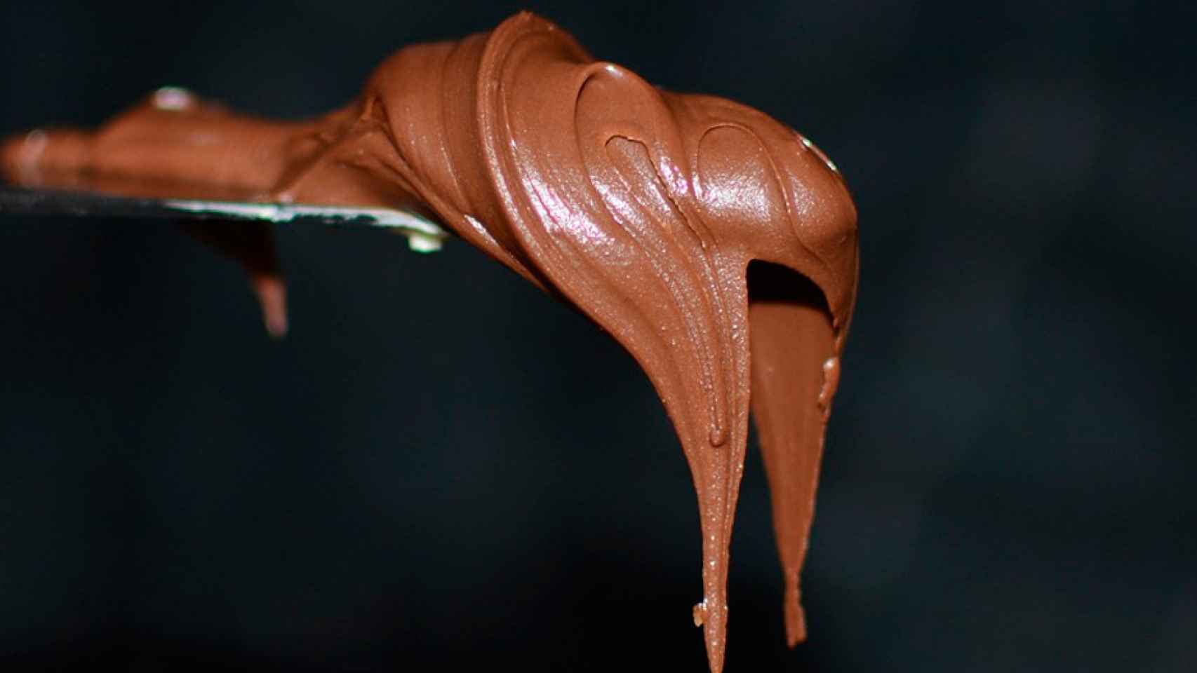 Un cuchillo con crema de chocolate Nutella