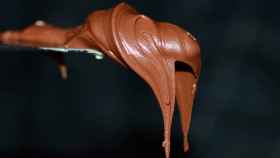 Un cuchillo con crema de chocolate Nutella