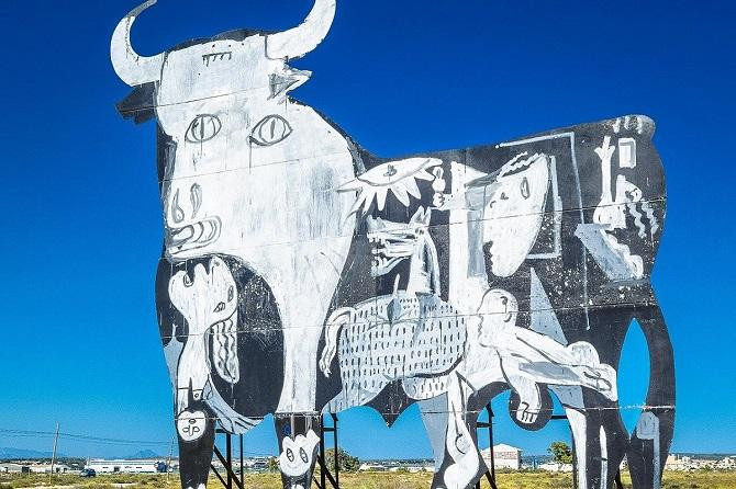 Un toro decorado con la obra de Picasso / PIXABAY