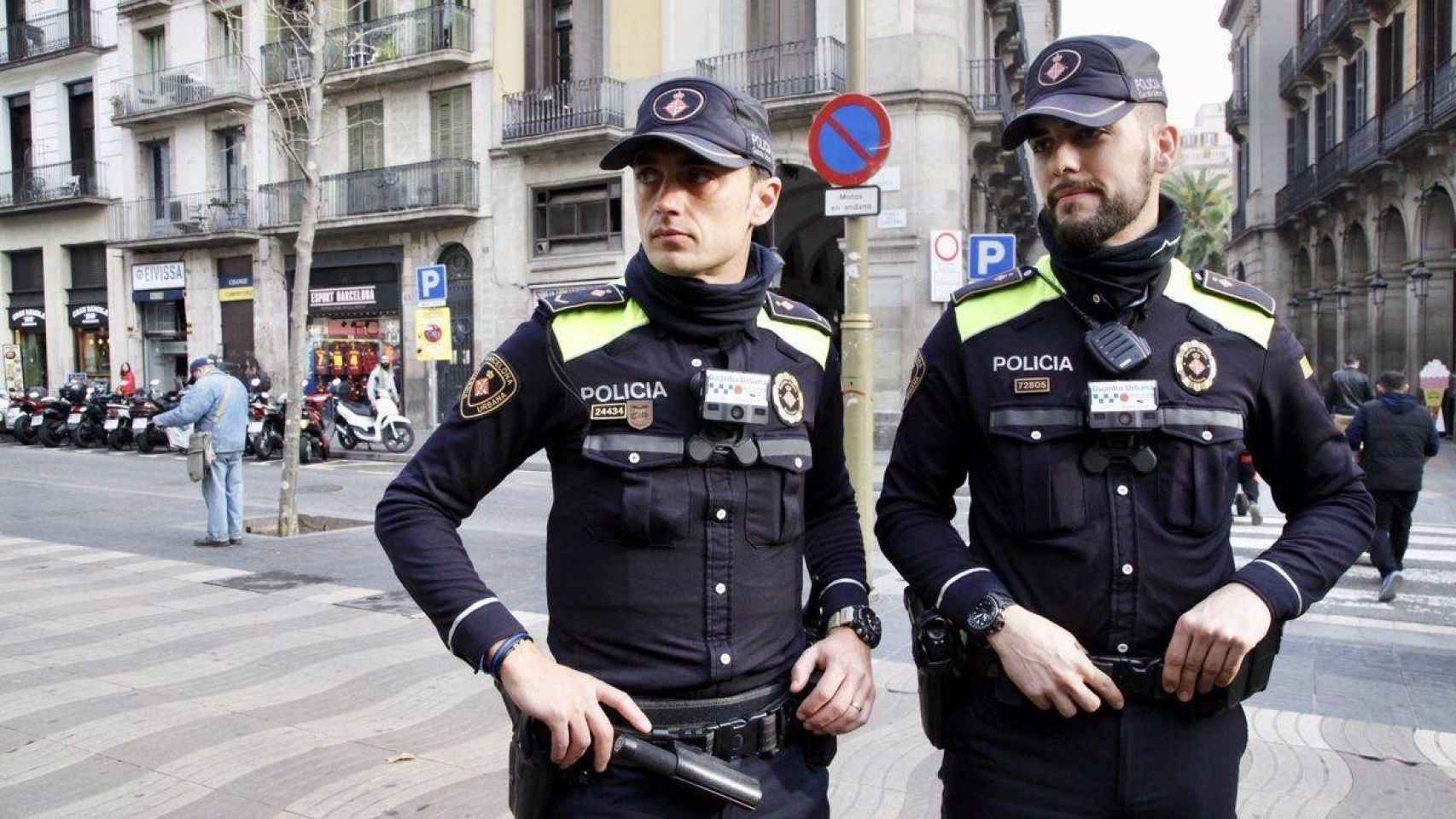 Agentes de la Guardia Urbana en las Ramblas de Barcelona, lugar donde detuvieron al carterista / EP
