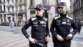 Agentes de la Guardia Urbana en las Ramblas de Barcelona, lugar donde detuvieron al carterista / EP
