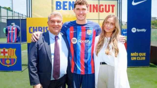 Katrine Friis, junto a Christensen y Laporta en la presentación del futbolista / FCB