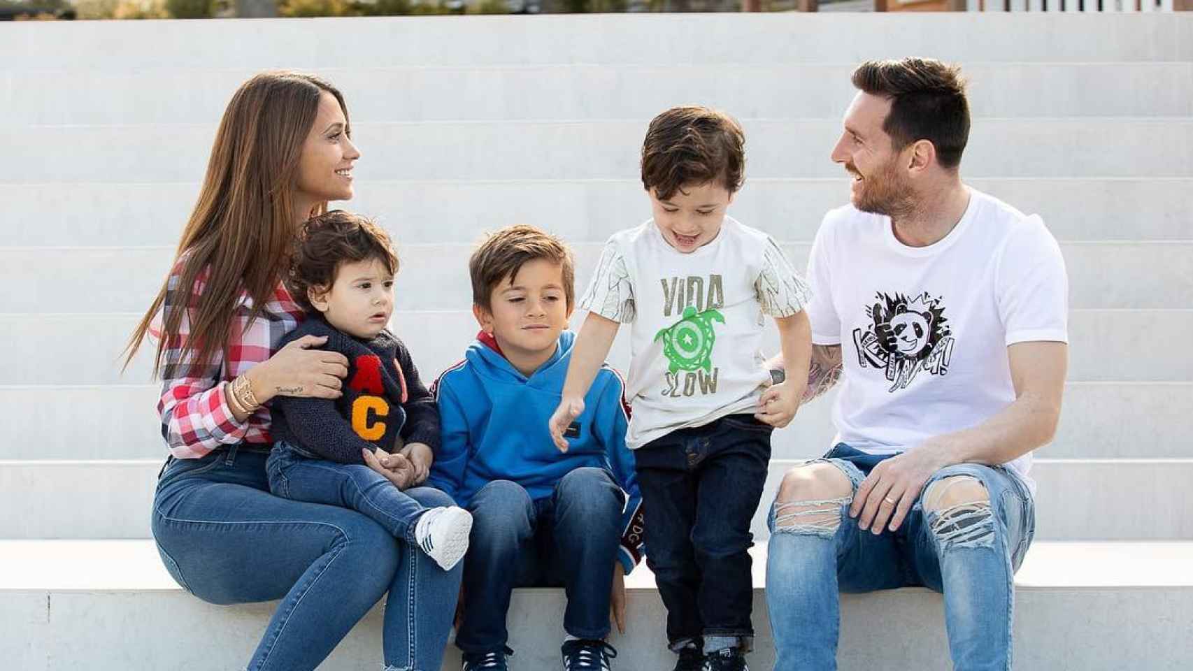 Leo Messi con sus tres hijos y Antonella Roccuzzo en las escaleras de su casa