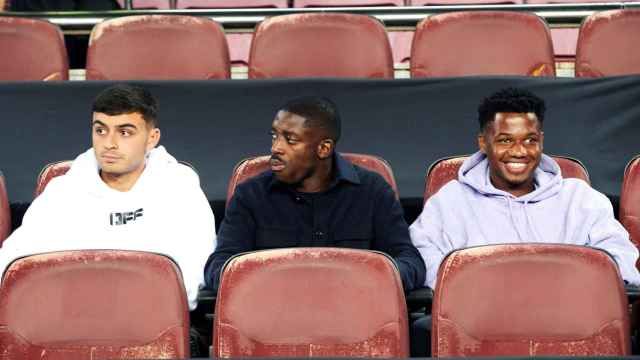 Pedri, Dembelé y Ansu Fati, lesionados, en la grada del Camp Nou / EFE