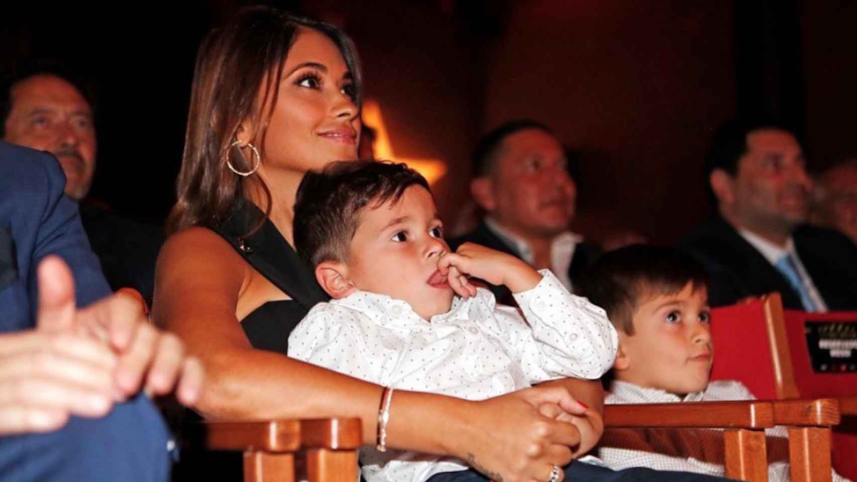 Antonella Roccuzzo junto a sus hijos en la entrega de la Bota de Oro