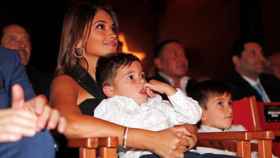 Antonella Roccuzzo junto a sus hijos en la entrega de la Bota de Oro