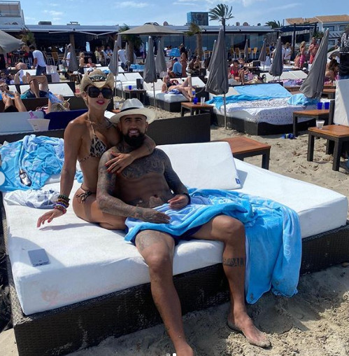 Sonia Isaza y Arturo Vidal en las playas de Ibiza /INSTAGRAM
