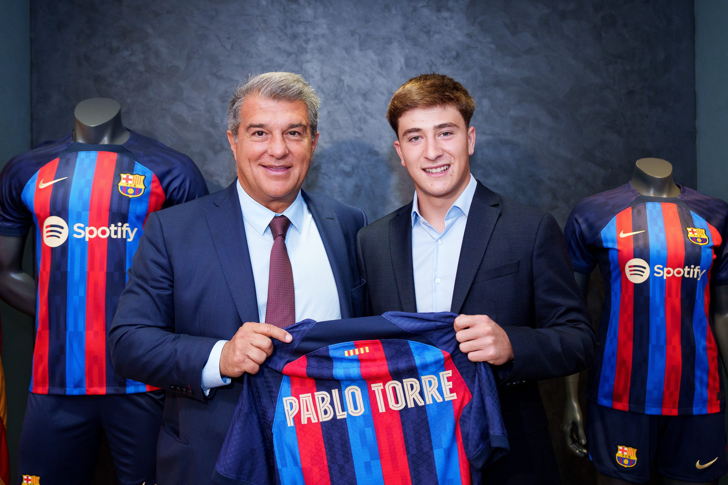 Pablo Torre y Joan Laporta, posando con la camiseta del FC Barcelona / FCB