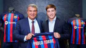 Pablo Torre y Joan Laporta, posando con la camiseta del FC Barcelona / FCB