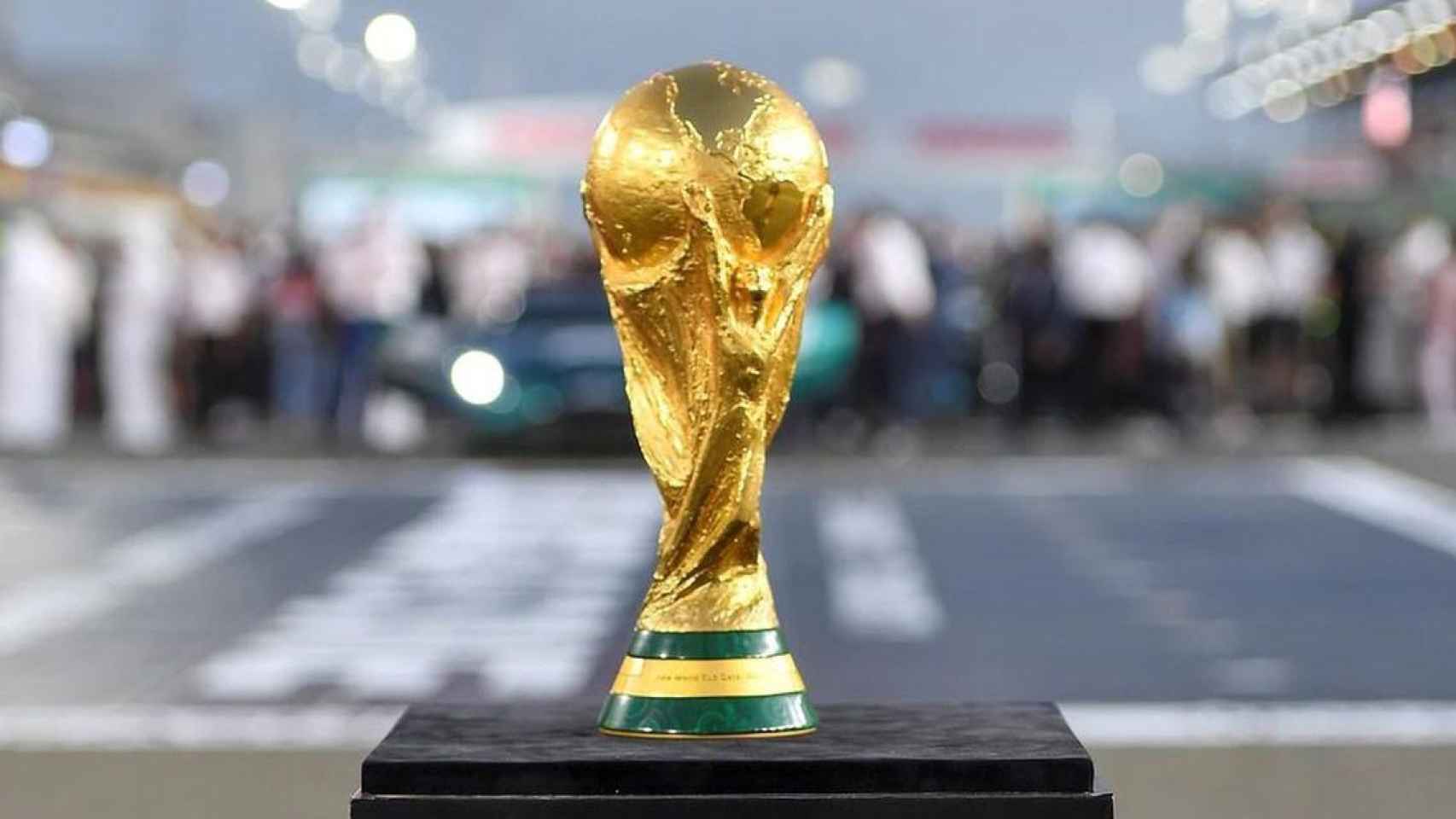 El trofeo del Mundial de Qatar, a la espera de su ganador / EFE