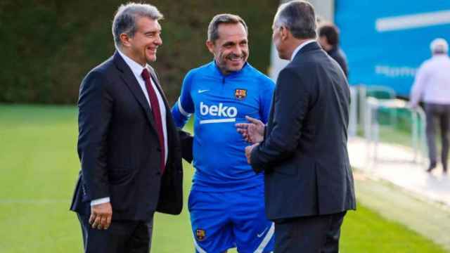 Sergi Barjuan, cuando fue nombrado entrenador interino del Barça, con Laporta y Rafa Yuste / FCB