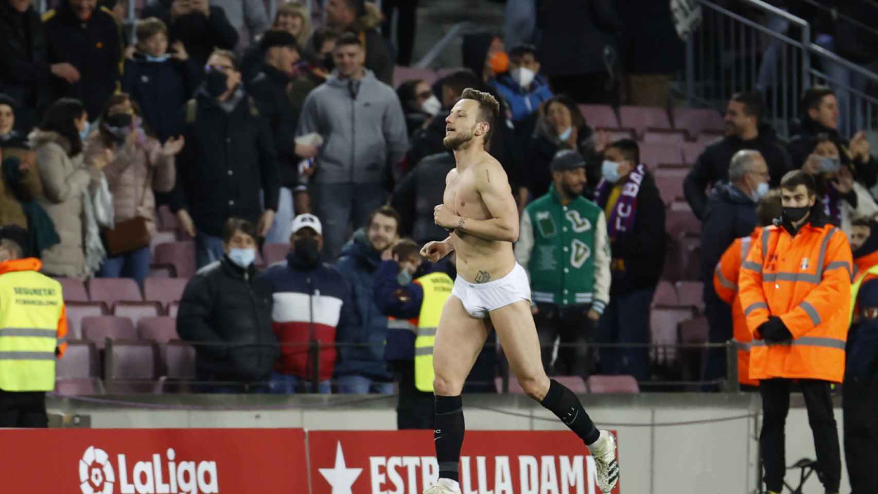 Ivan Rakitic, en calzoncillos en el Camp Nou tras el Barça Sevilla / EFE