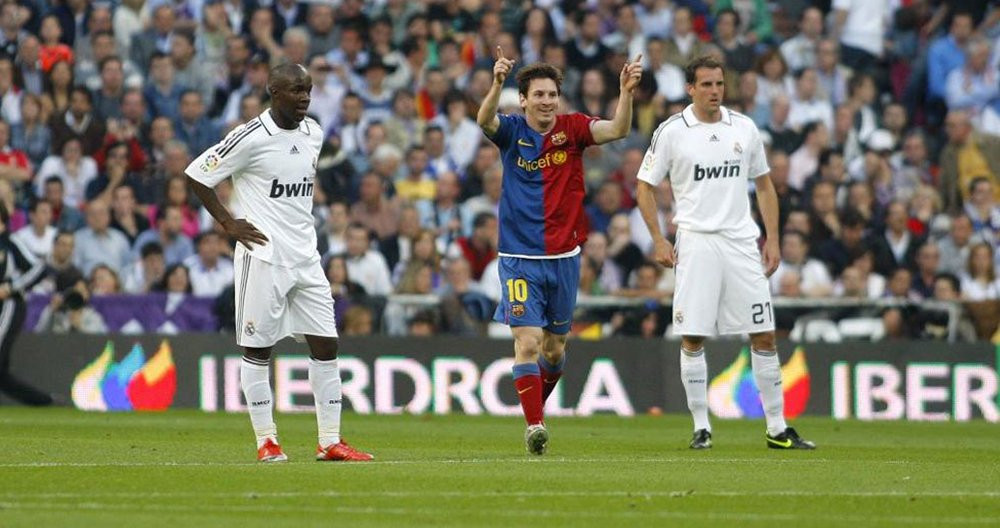 Messi celebra un gol ante Lass y Metzelder en el Real Madrid-Barça del 2-6 / EFE